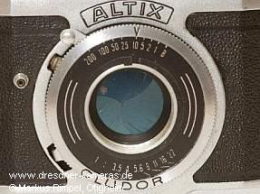 Altix III - Kamera mit ?funktionslosen? Blendenangaben auf der Verschlussabdeckung (Version mit Cludor-Verschluss und genormter Blitzbuchse)