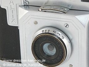 Altix I (early version with fixed-focus lens and fine knurling of the winding knobs, 1939) Altix I (early version with fixed-focus lens and fine knurling of the winding knobs, 1939)