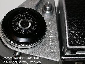 Exa 1b #000547; Nullserienkamera mit schwarz eloxiertem M42-Anschraubring und Gravur ?aus�DRESDEN?