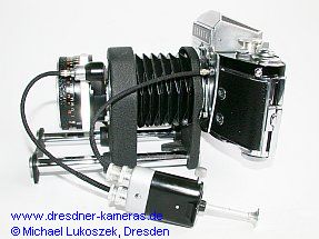 Double cable release on the miniature bellows close-up focusing device