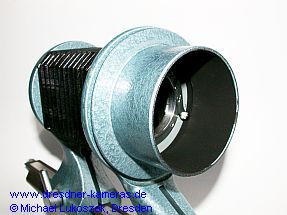 Bellows close-adjustment device with screwed-on light protection cuff