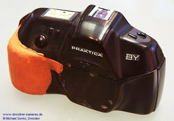 Praktica BY (Designstudie Pentacon, Kunststoff mit anmodelliertem Handgriff aus Modelliermasse)