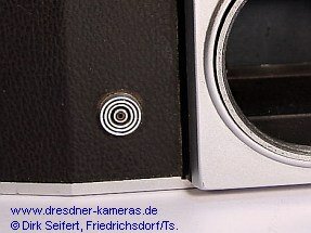 Praktica, nachger�stete Blitzsynchronisation 1 DIN-Buchse (Praktica, Versionen mit angegossenen Trage�sen und mit eingeschraubten Trage�sen) Importeur: Kine Camera Co. a Division of Ocean Photo Supply Co. Inc., 11 West 20th Street, New York 11, N.Y.