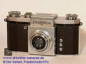 Praktica, nachgraviertes FX und nachger�stete Blitzsynchronisation (Praktica, Version mit angegossenen Trage�sen)