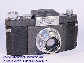 Den Zubehörschuh dieser Praktiflex Version 6 könnte man in Verbindung mit einem Blitzanschluss bringen, hier wurde aber offenbar nur ein zusätzlicher Sucher aufgesteckt. Den Zubehörschuh dieser Praktiflex Version 6 könnte man in Verbindung mit einem Blitzanschluss bringen, hier wurde aber offenbar nur ein zusätzlicher Sucher aufgesteckt.