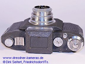Den Zubehörschuh dieser Praktiflex Version 6 könnte man in Verbindung mit einem Blitzanschluss bringen, hier wurde aber offenbar nur ein zusätzlicher Sucher aufgesteckt. Den Zubehörschuh dieser Praktiflex Version 6 könnte man in Verbindung mit einem Blitzanschluss bringen, hier wurde aber offenbar nur ein zusätzlicher Sucher aufgesteckt.