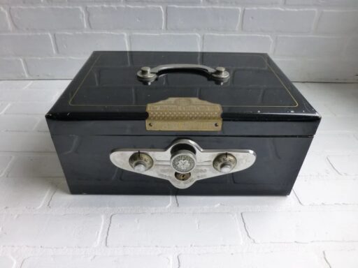 Japanese Lockbox Mamiya 6 Model V (1953) - mike eckman dot com